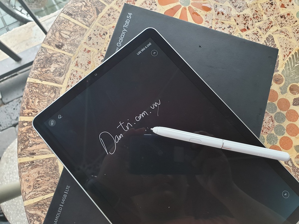 Đập hộp Galaxy Tab S4 với bút S Pen giá 17,9 triệu đồng tại Việt Nam - 10 Đập hộp Galaxy Tab S4 với bút S Pen giá 17,9 triệu đồng tại Việt Nam - 10