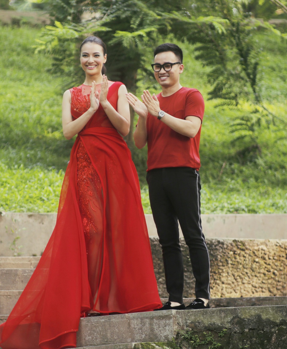 Bạn thân của Ngọc Hân là NTK Hà Duy cũng trình làng BST trong ngày thứ 2 của Tuần lễ Thời trang Việt Nam Xuân - Hè 2019. Chân dài Hồng Quế trình diễn vedette cho BST của Hà Duy.