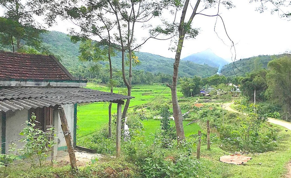 Ghi ở “tâm bão H”: Đi tìm lời giải nơi vùng sơn cước - 8 Xã Tiền Phong, huyện Quế Phong được xem là “tâm bão H” với hơn 412 người được phát hiện và điều trị, con số ấy sẽ còn cao hơn nếu tính cả số người đã tử vong vì H.