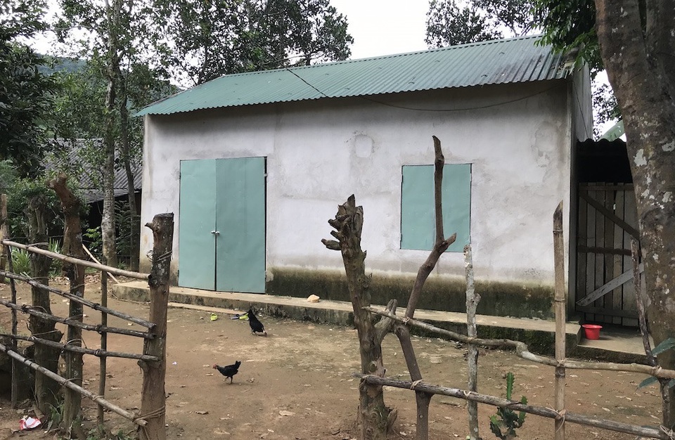 Ghi ở “tâm bão H”: Đi tìm lời giải nơi vùng sơn cước - 7 Căn nhà của chị Ch.Th. D. có chồng bị H đã chết, giờ không ai ở. Bản thân chị D. cũng bị H nhưng giờ đang phải nuôi 3 con nhỏ. Rất may mắn, 3 đứa con của chị không bị như những đứa trẻ khác ở bản làng này.