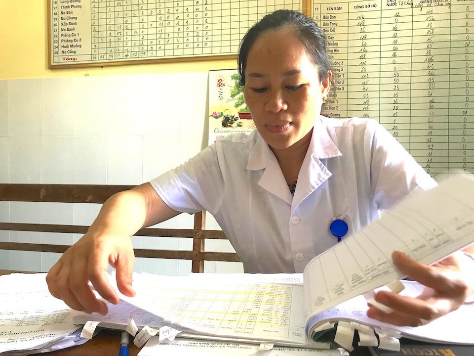 Ghi ở “tâm bão H”: Đi tìm lời giải nơi vùng sơn cước - 5 Bây giờ nhận thức của bà con nhân dân cũng đã thay đổi rất nhiều. Họ cũng sống hòa đồng không còn chán nản, tuyệt vọng khi biết bản thân mang trong mình căn bệnh HIV...”, y sĩ Lương Thị Kiều - Trưởng trạm Y tế xã Tiền Phong chia sẻ.