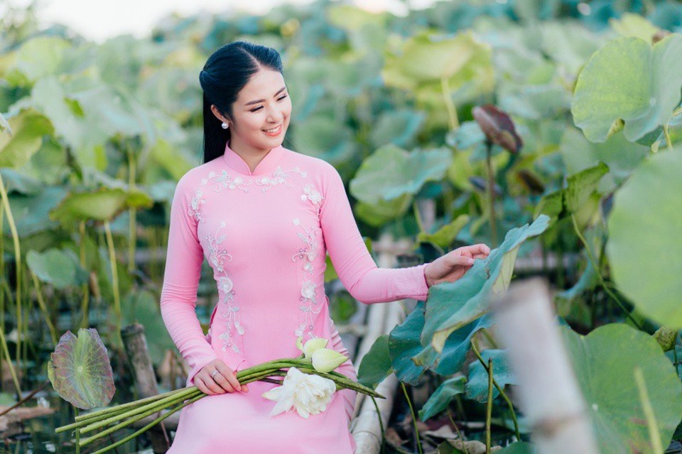 Lần lượt tiễn Thu Thảo, Tú Anh lên xe hoa, Ngọc Hân tiết lộ người lấy làm chồng - 10 Có ý kiến cho rằng, sau hơn 5 năm làm việc trong ngành thời trang, Ngọc Hân chưa tạo được nhiều dấu ấn. Cô trả lời: Nhận xét đó không hoàn toàn sai. Tôi thừa nhận mình vẫn còn trẻ ở tuổi nghề, vẫn còn phải học hỏi, rèn luyện nhiều. Tôi hy vọng khán giả sẽ tiếp tục ủng hộ mình trên con đường định hình phong cách, sự nghiệp sắp tới.