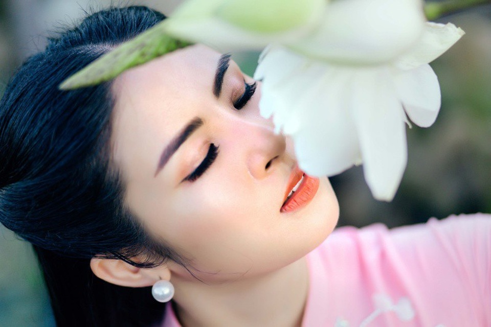 Lần lượt tiễn Thu Thảo, Tú Anh lên xe hoa, Ngọc Hân tiết lộ người lấy làm chồng - 9 Bên cạnh đó, cô cũng được hoc hỏi nhiều từ các bạn bè quốc tế khi tham gia trình diễn trong các chương trình thời trang ở trong và ngoài nước. Hoa hậu Việt Nam luôn mong mỏi sẽ giúp bạn bè quốc tế tiếp cận với văn hoá Việt Nam ngày một rộng rãi, gần gũi hơn thông qua tà áo dài.