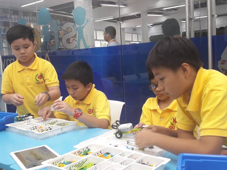 Ra mắt phòng đọc thông minh 6 tỷ đồng miễn phí tại TPHCM - 1 Học sinh Trường tiểu học Nguyễn Bỉnh Khiêm, TPHCM trải nghiệm tại khu vực chức năng của phòng đọc thiếu nhi nằm ở Thư viện Tổng hợp TPHCM