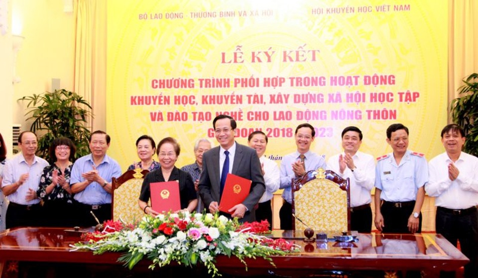 Hội Khuyến học VN ký kết với Bộ LĐ-TB&XH nâng cao đào tạo nghề cho lao động nông thôn - 1
Đại diện lãnh đạo 2 cơ quan thống nhất chương trình hành động và thông qua bản kí kết phối hợp.