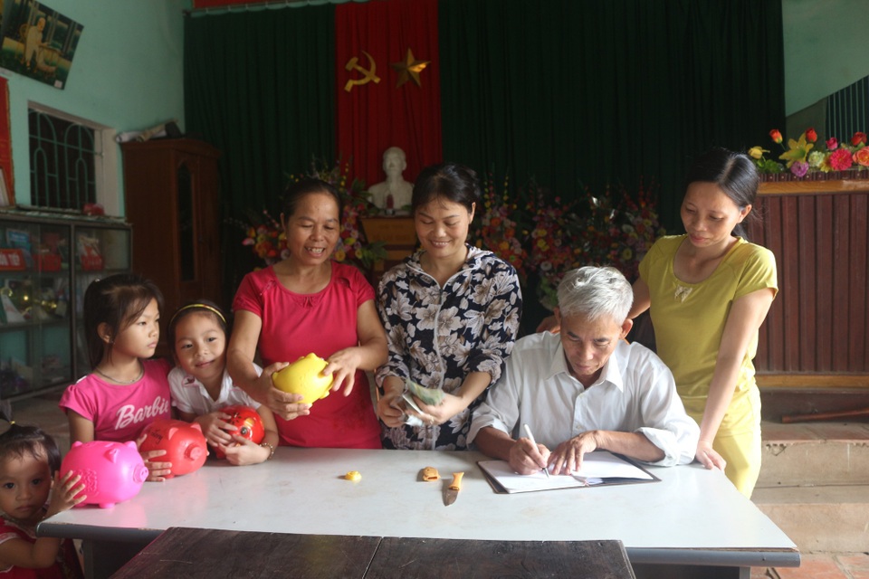 Lợn đất nuôi giấc mơ cho học sinh nghèo đến trường - 1
Thôn Lương Quán, xã Hoằng Lương, huyện Hoằng Hóa, Thanh Hóa trong một ngày hội đổ ống tiết kiệm.