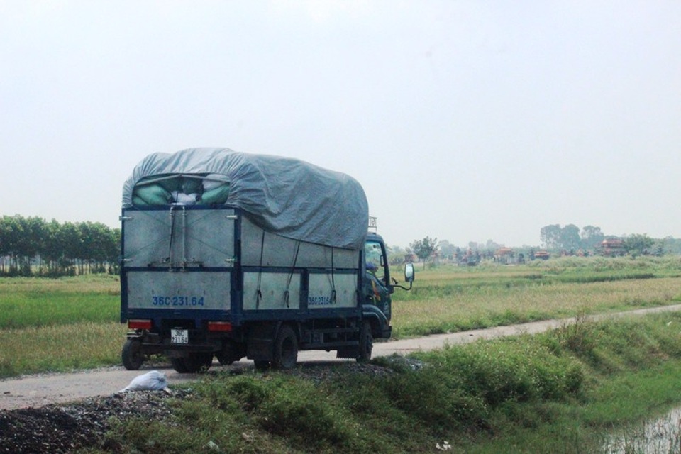 Nhà máy xử lý rác thải “bức tử” hàng nghìn người dân - 3 Xe chở rác về nhà máy xử lý.