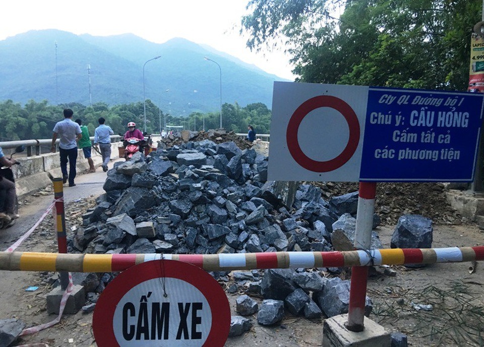 Cầu bê tông cốt thép bị lũ xô trượt nhiều nhịp - 5
Ngành giao thông và chính quyền đã tạm thời thực hiện cấm lưu thông