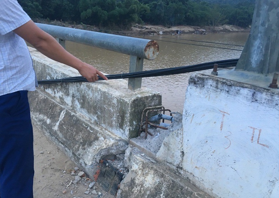 Cầu bê tông cốt thép bị lũ xô trượt nhiều nhịp - 4 Toàn bộ khe co giãn đã bị hư hỏng