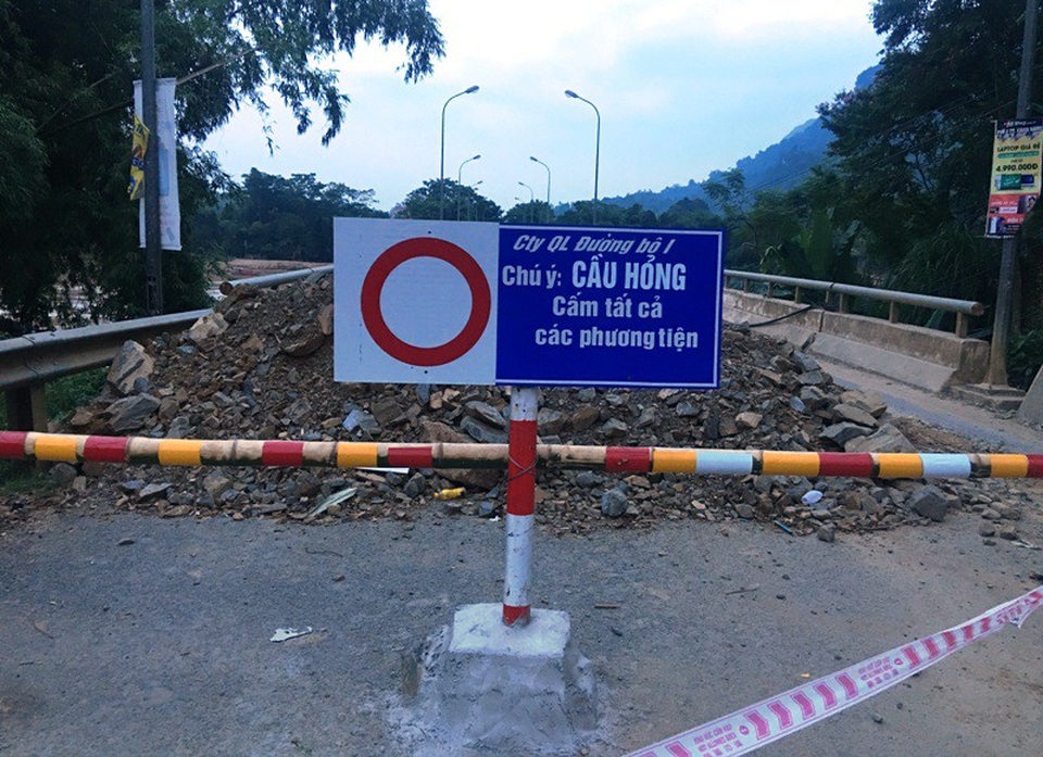 Cầu bê tông cốt thép bị lũ xô trượt nhiều nhịp - 7
Dù có biển cấm tất cả các phương tiện song xe máy, xe đạp vẫn được phép đi qua cầu Cành Nàng
