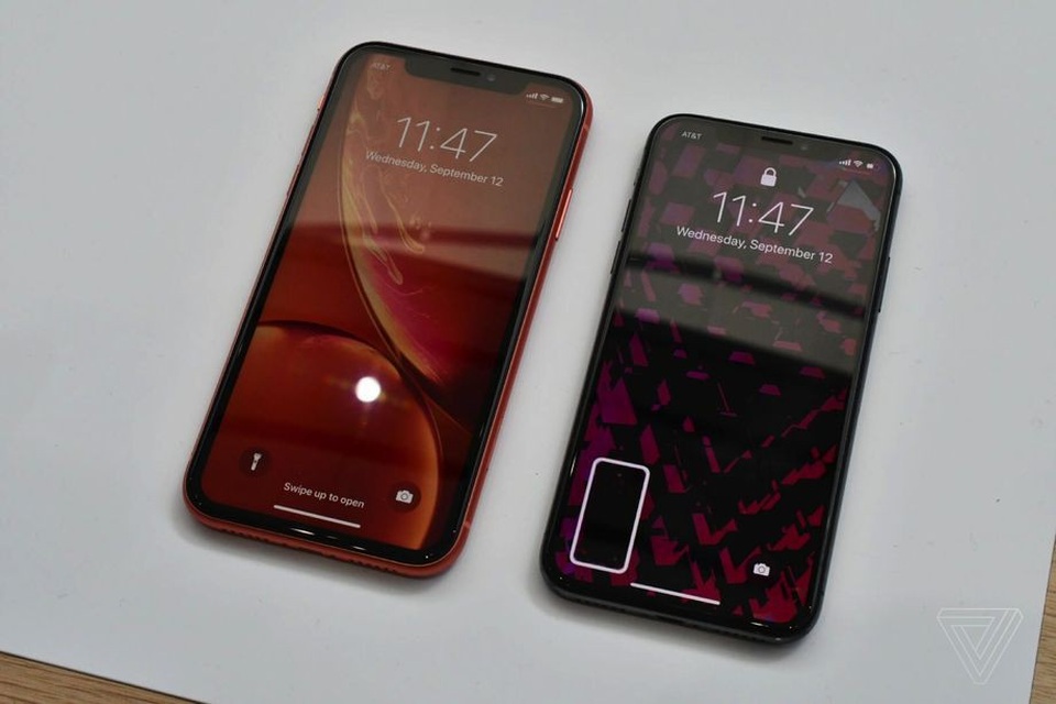 Ảnh thực tế iPhone XR 2 SIM nhiều màu sắc, giá từ 749 USD - 1 iPhone XR (trái) có thiết kế bên ngoài giống với iPhone X ra mắt năm ngoái (phải)