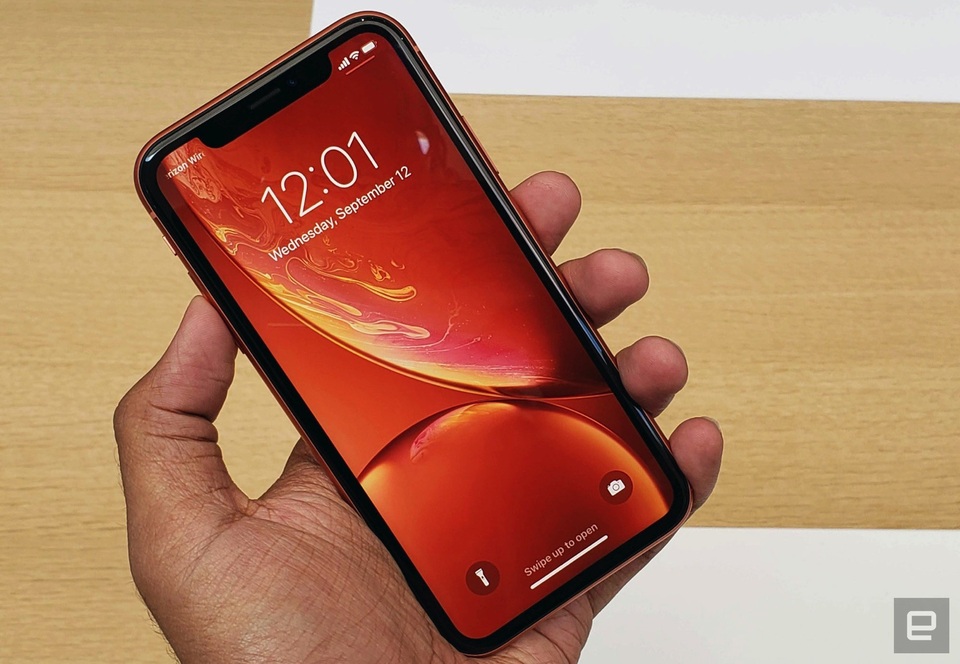 Ảnh thực tế iPhone XR 2 SIM nhiều màu sắc, giá từ 749 USD - 2 iPhone XR sở hữu màn hình 6,1-inch, công nghệ LCD