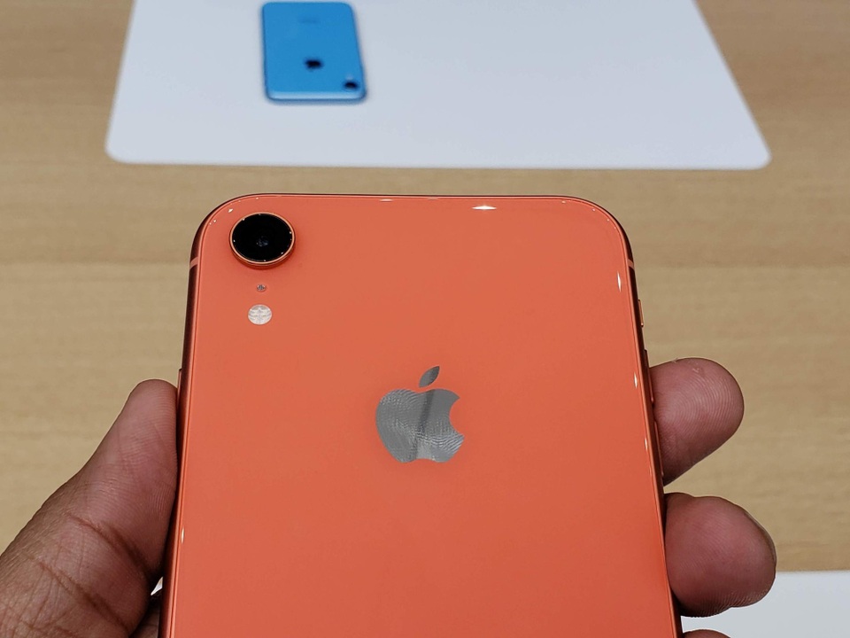 Ảnh thực tế iPhone XR 2 SIM nhiều màu sắc, giá từ 749 USD - 4 Ảnh thực tế iPhone XR 2 SIM nhiều màu sắc, giá từ 749 USD - 4