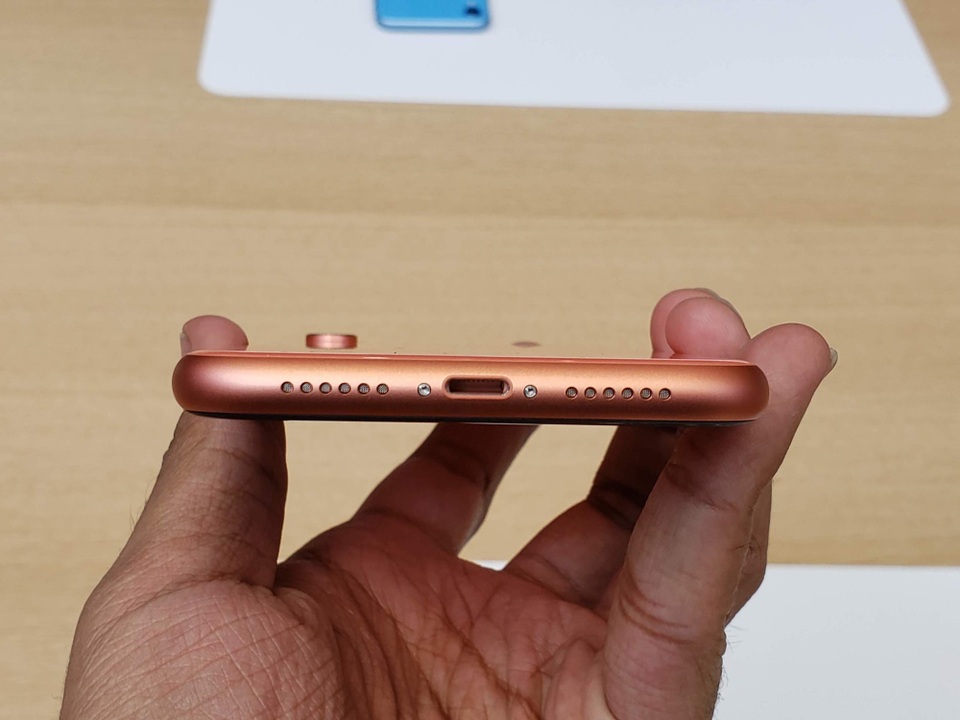 Ảnh thực tế iPhone XR 2 SIM nhiều màu sắc, giá từ 749 USD - 5 Loa ngoài và cổng Lightning ở cạnh dưới