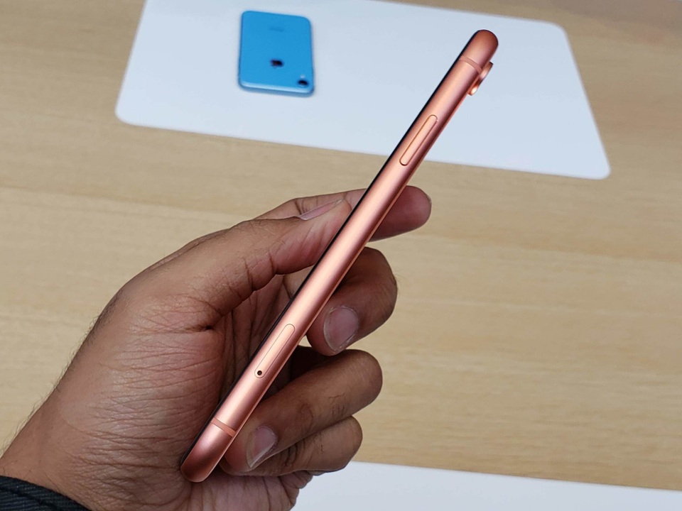 Ảnh thực tế iPhone XR 2 SIM nhiều màu sắc, giá từ 749 USD - 6 Nhìn từ cạnh bên có thể thấy camera trên sản phẩm lồi lên khá nhiều
