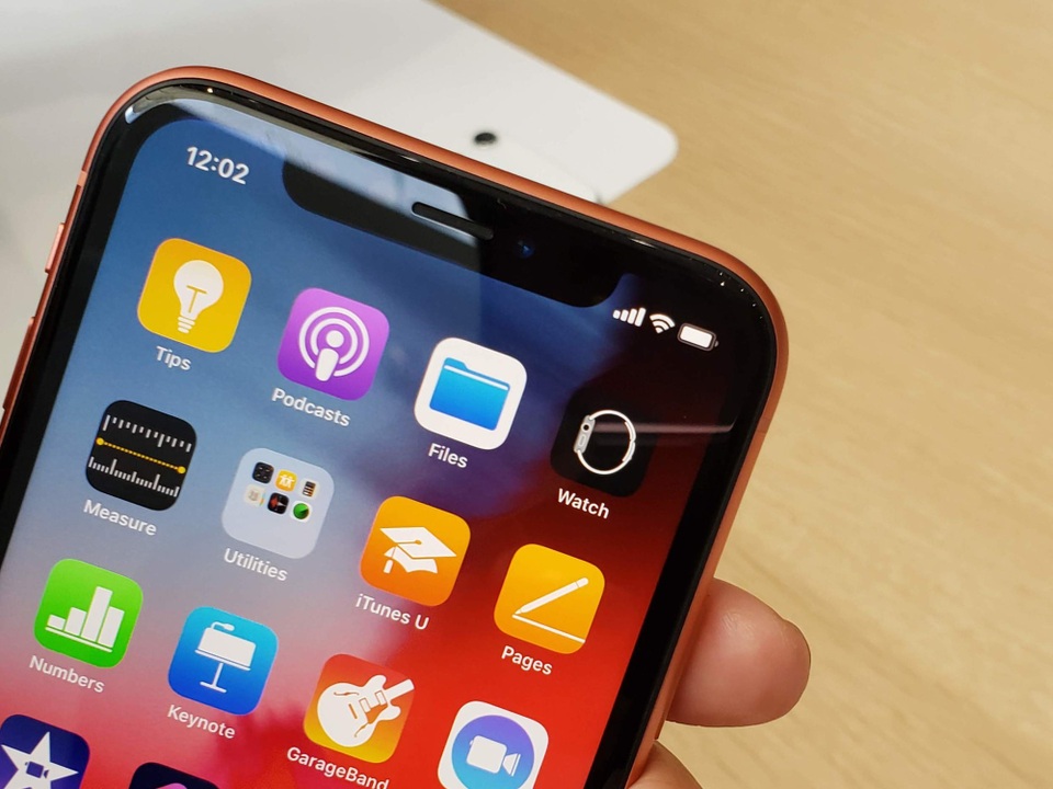 Ảnh thực tế iPhone XR 2 SIM nhiều màu sắc, giá từ 749 USD - 7 Phần “tai thỏ” ở trên màn hình