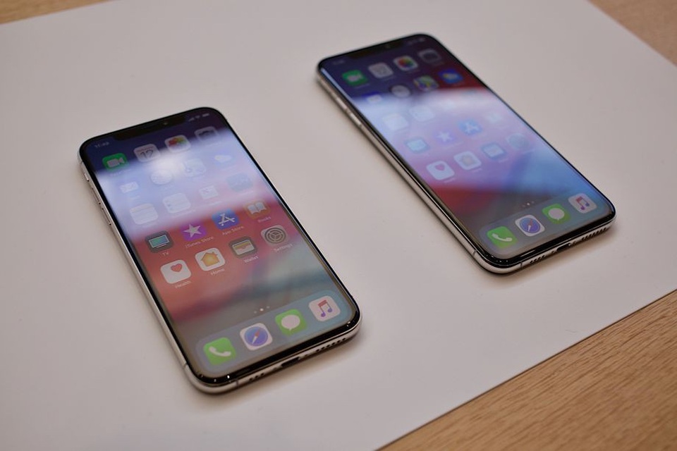 Cận cảnh bộ đôi iPhone XS và XS Max mới ra mắt của Apple - 1 Bộ đôi iPhone XS và XS Max có thiết kế giống nhau, chỉ khác nhau về kích cỡ