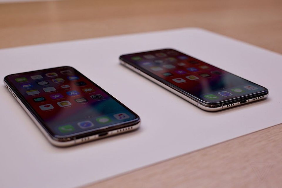 Cận cảnh bộ đôi iPhone XS và XS Max mới ra mắt của Apple - 6 Cổng kết nối và loa ngoài ở cạnh dưới bộ đôi sản phẩm