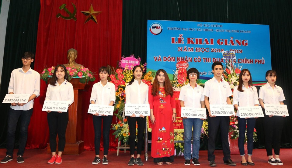 16 sinh viên Trường đại học Tài chính – Quản trị Kinh doanh nhận học bổng giải Gôn “Vì sinh viên nghèo vượt khó năm 2018” - 3
Đại diện Quỹ Khuyến học Việt Nam trao học bổng giải Gôn Vì sinh viên nghèo vượt khó năm 2018 đến sinh viên Trường ĐH Tài chính - Quản trị Kinh doanh