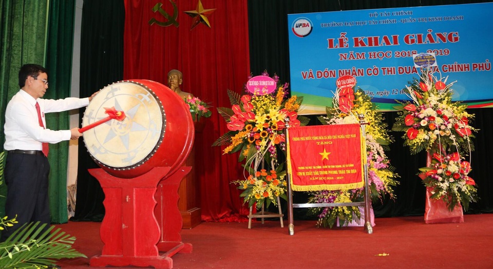 16 sinh viên Trường đại học Tài chính – Quản trị Kinh doanh nhận học bổng giải Gôn “Vì sinh viên nghèo vượt khó năm 2018” - 1
Ông Phạm Xuân Thủy - Phó Vụ trưởng Vụ Tổ chức cán bộ, Bộ Tài chính đánh trống khai giảng năm học mới và phát biểu chúc mừng giáo viên, sinh viên Trường ĐH Tài chính - Quản trị Kinh doanh