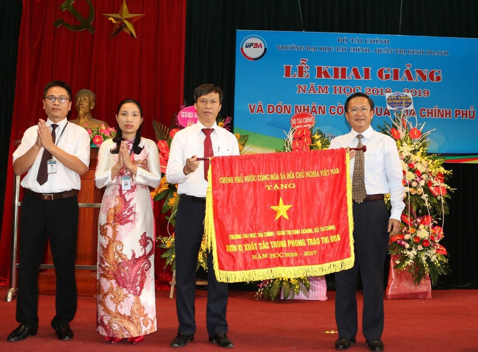 16 sinh viên Trường đại học Tài chính – Quản trị Kinh doanh nhận học bổng giải Gôn “Vì sinh viên nghèo vượt khó năm 2018” - 2
Ông Phạm Chí Thanh, Phó Vụ trưởng Vụ Thi đua-Khen thưởng, Bộ Tài chính trao cờ thi đua của Chính phủ cho nhà trường