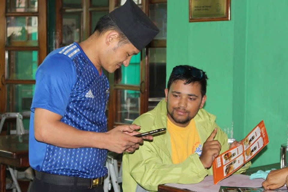 Chuyện về chuỗi nhà hàng "chuộng" nhân viên khiếm thính ở Nepal - 4
Thực khách ở Bakery Cafe cũng được khuyến khích sử dụng ngôn ngữ ký hiệu tay. Ảnh: Deepak Adhikari