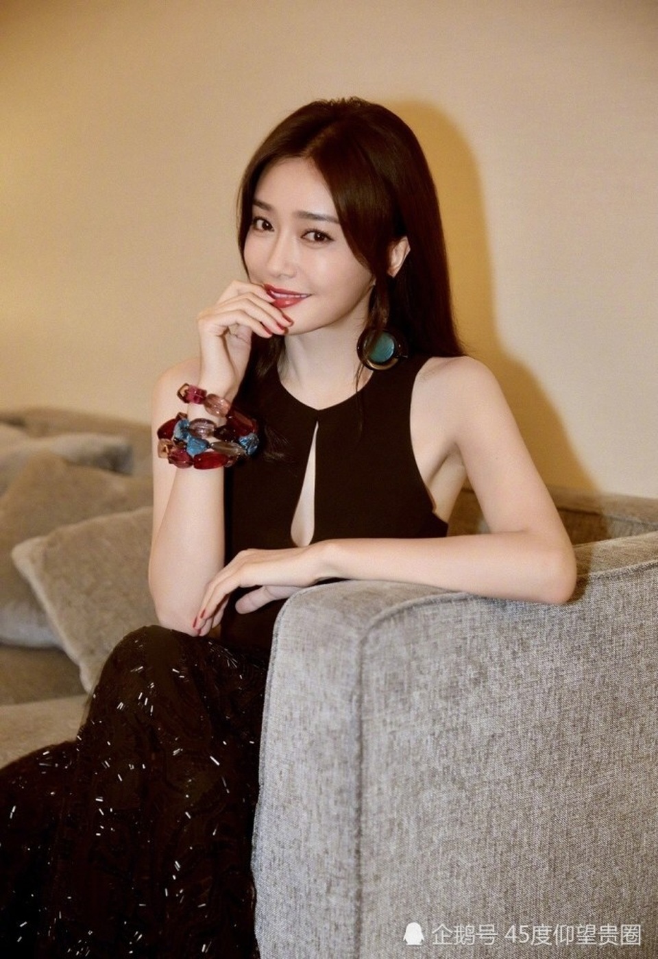 Nhan sắc "hút hồn" của "Phú sát hoàng hậu" Tần Lam - 4
Tầm Lam sở hữu dáng vóc thanh mảnh, làn da mịn màng, trắng đẹp. Cô khẳng định chưa bao giờ dao kéo thẩm mỹ làm đẹp mà tuân thủ nghiêm ngặt chế độ dinh dưỡng và tập luyện chăm chỉ.