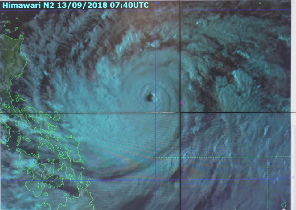 Siêu bão Mangkhut đổ bộ, Hà Nội cần tính toán cấm lưu thông qua một số cây cầu - 2 Mắt của siêu bão Mangkhut.