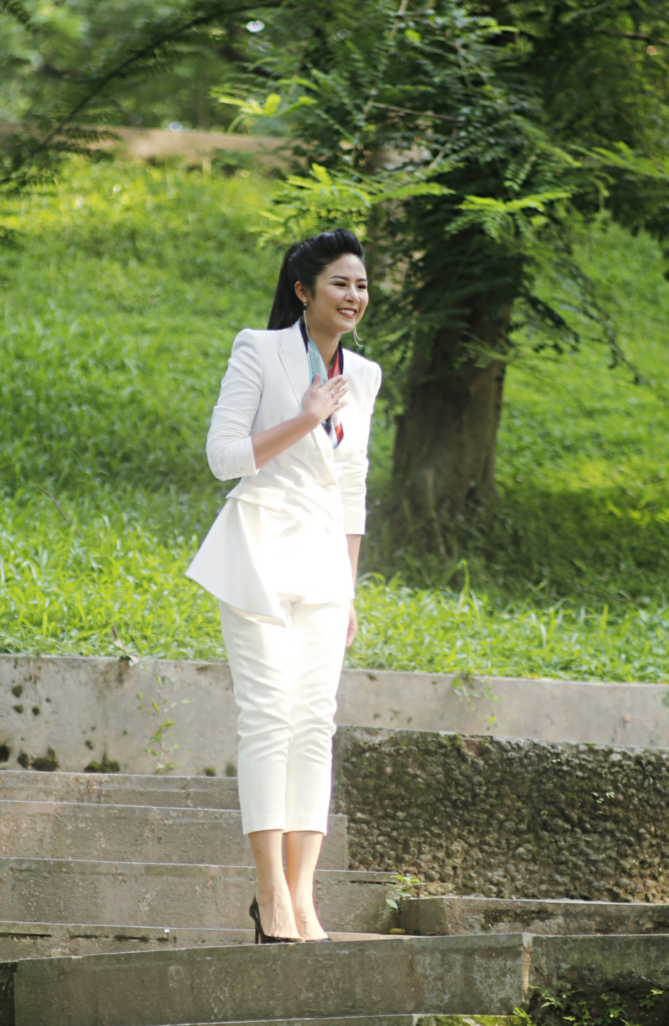 Hoa hậu - NTK Ngọc Hân diễn đạt mùa hè bằng gam màu trắng và điểm xuyết những chiếc khăn lụa nền nã.