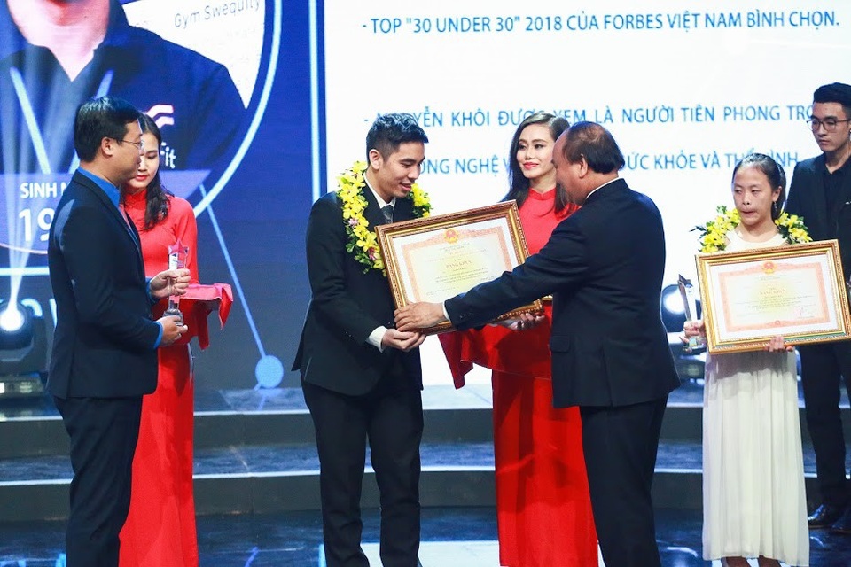 Những tiết lộ thú vị về Grab trong lĩnh vực Fitness tại Việt Nam - 1 Nguyễn Khôi nhận bằng khen của Thủ tướng chính phủ tại lễ trao giải Gương mặt trẻ Việt Nam tiêu biểu năm 2017.