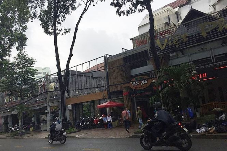 Căn nhà 270 tỷ đồng của Phan Sào Nam ở Sài Gòn bị kê biên ra sao? - 1
Từ nguồn thu bất chính từ hoạt động tổ chức đánh bạc qua mạng, ông trùm Phan Sào Nam đã nhờ dì ruột của mình là Phan Thu Hương, SN 1961 mua nhiều bất động sản để “rửa tiền”, hợp thức hóa một phần thu nhập từ hoạt động tổ chức đánh bạc. Trong đó có khu đất mặt tiền ở số 45 Lê Qúy Đôn, Phường 7, Quận 3, TP. HCM. Theo ghi nhận thực tế của PV thì khu đất mặt tiền ở số 45 Lê Qúy Đôn hiện là một nhà hàng Việt Phố.