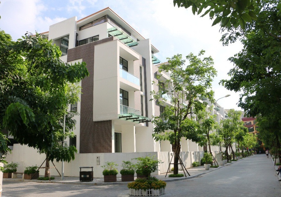 Ở Shop villa Imperia Garden, mỗi sáng sớm, chỉ cần hé tấm rèm cửa sổ, cả thiên nhiên đã như ùa vào căn phòng lý tưởng. Tới khi chiều về hay màn đêm buông xuống, bước chân ra ban công là đã đủ để đón trọn hương hoa đất trời.