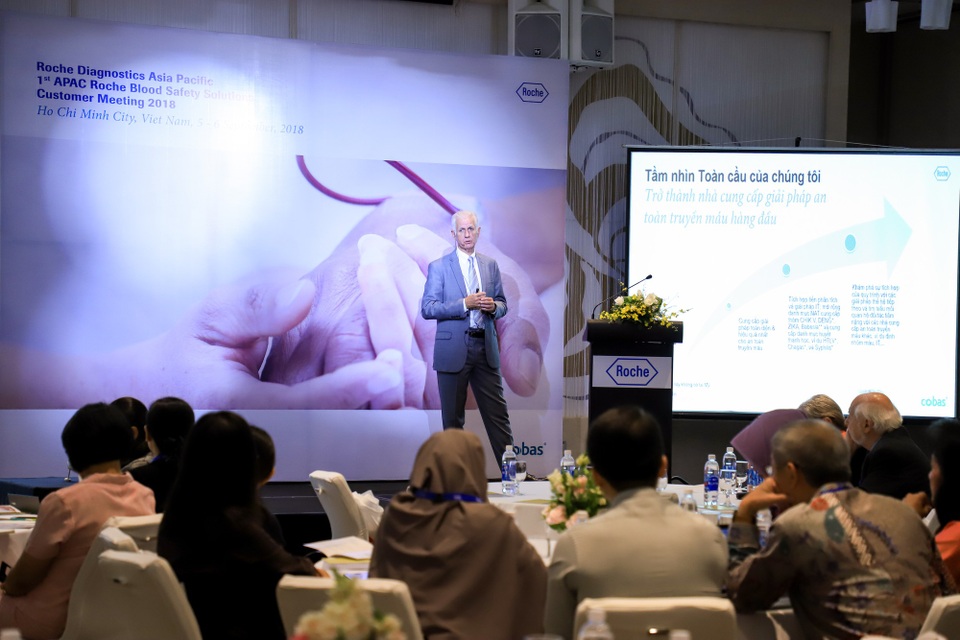 Cùng chung tay vì nguồn máu an toàn, kịp thời và liên tục cho người dân - 3 Trong khuôn khổ của sự kiện, nhiều vấn đề được cộng đồng ngành và xã hội quan tâm hiện nay như rút ngắn giai đoạn cửa sổ, sai sót trong quy trình, đối mặt với các bệnh nhiễm mới như Zika, Babisia, sốt xuất huyết Dengue…