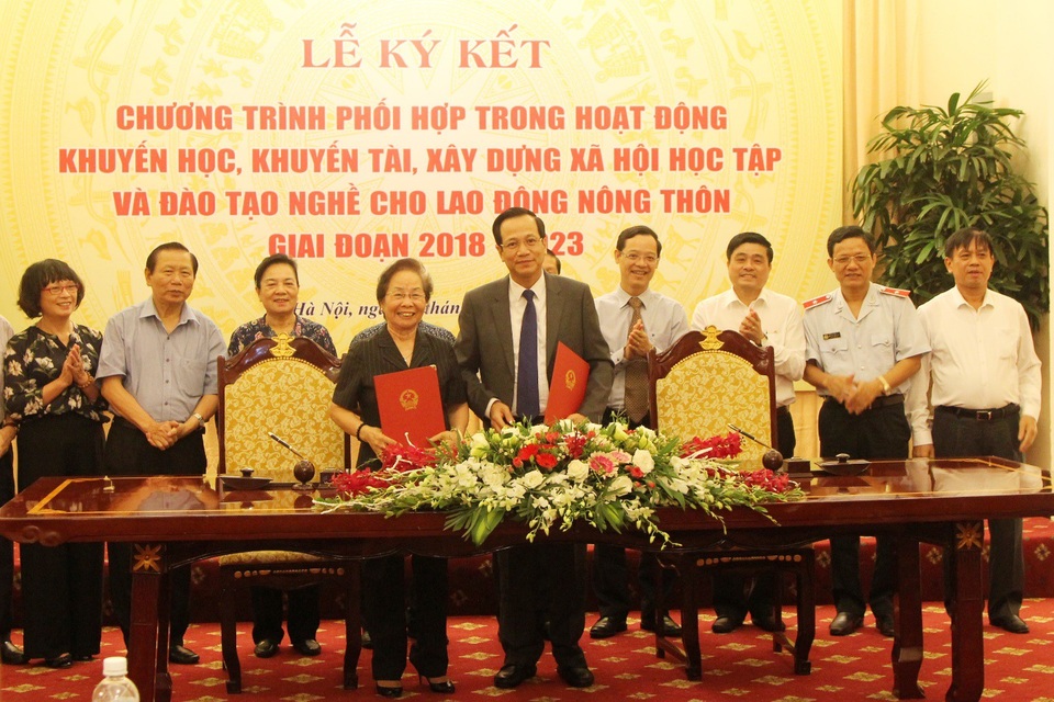 Hội Khuyến học Việt Nam ký kết với Bộ Lao động TB&XH nâng cao đào tạo nghề cho lao động nông thôn - 3
Đại diện lãnh đạo 2 cơ quan thống nhất chương trình hành động và thông qua bản kí kết phối hợp.
