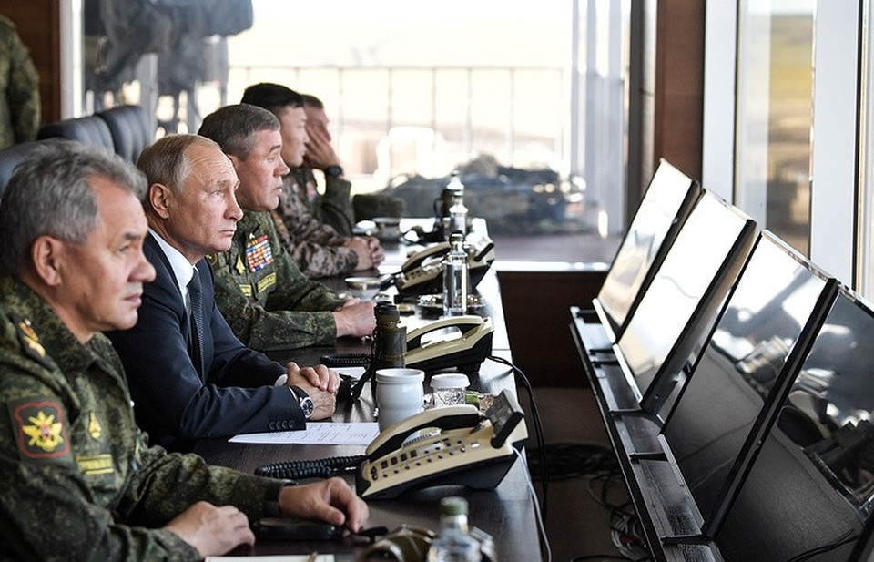 Tổng thống Putin thị sát cuộc tập trận lớn nhất lịch sử hiện đại của Nga - 1
Tổng thống Nga Vladimir Putin thị sát cuộc tập trận cùng với các quan chức quốc phòng. (Ảnh: Reuters)