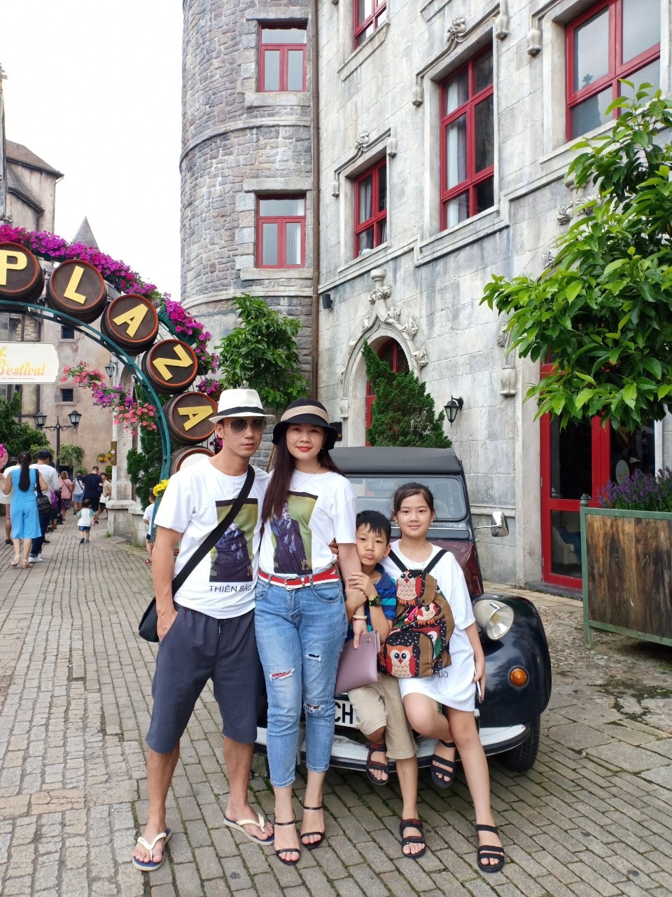 Quá khứ bị kề dao siết nợ đầy ám ảnh của Á quân “Solo cùng Bolero” - 4 Người vợ hiền đồng cam cộng khổ suốt bao năm qua cùng Thiên Bảo và hai con xinh xắn, ngoan ngoãn của anh.