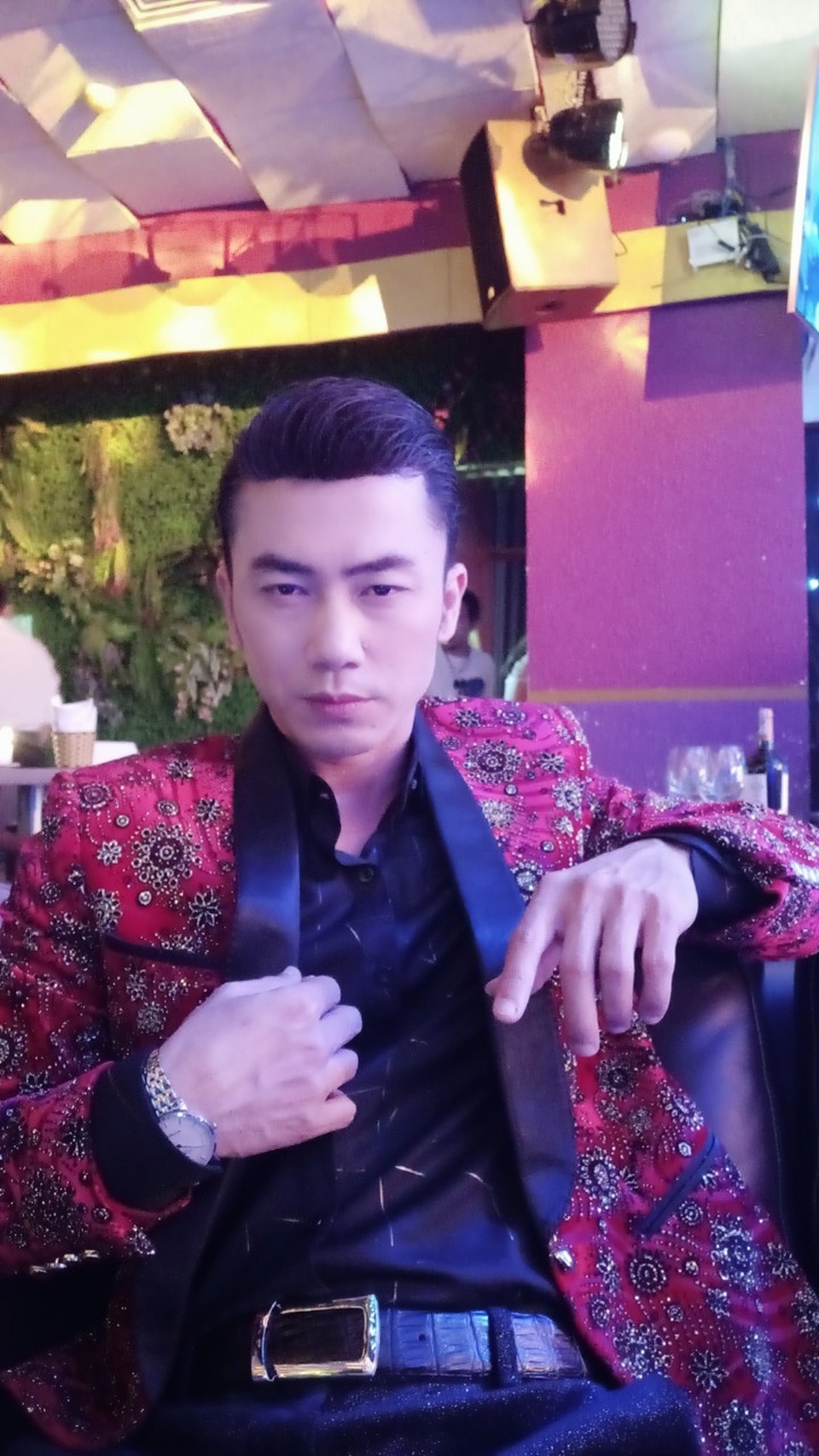 Quá khứ bị kề dao siết nợ đầy ám ảnh của Á quân “Solo cùng Bolero” - 3 Chàng lãng tử phố núi Hương Sơn vốn sinh ra trong một gia đình đại gia một thời.
