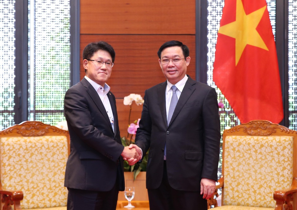 Phó Thủ tướng Vương Đình Huệ đề nghị HSBC giúp Việt Nam xử lý nợ xấu - 3 Phó Thủ tướng tiếp Phó Chủ tịch cấp cao Tập đoàn năng lượng Hanwha