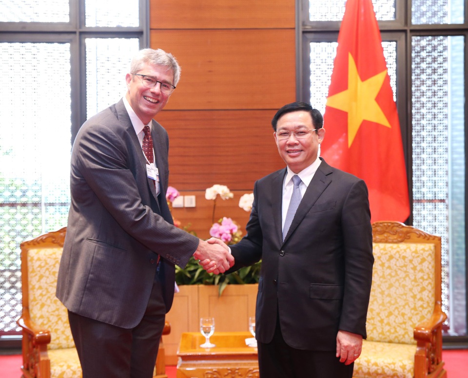 Phó Thủ tướng Vương Đình Huệ đề nghị HSBC giúp Việt Nam xử lý nợ xấu - 1 Phó Thủ tướng Vương Đình Huệ tiếp ông Matthew Lobner, Trưởng ban quốc tế & Trưởng ban hoạch định chiến lược khu vực châu Á - Thái Bình Dương