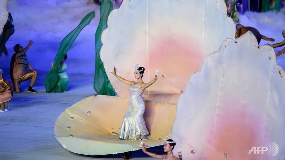Các nghệ sĩ phải tập luyện suốt nhiều tháng trước khi màn đồng diễn chính thức diễn ra (Ảnh: AFP)