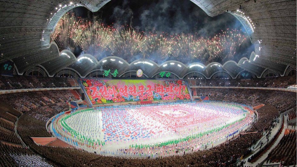Sân vận động với sức chứa 150.000 người tỏa sáng trong chương trình đồng diễn (Ảnh: Reuters)