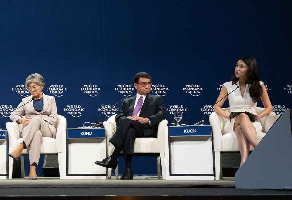 
Chuyên gia từ Viện Nghiên cứu Chiến lược Quốc tế (IISS) Singapore, Tiến sĩ Lynn Kuok (phải) phát biểu tại phiên thảo luận. (Ảnh: Wefforum)
