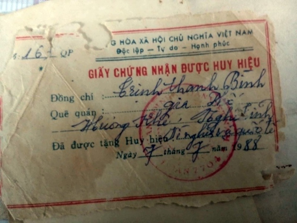 Liệt sĩ trở về quê nhà sau gần 30 năm “hy sinh” - 2 Giấy chứng nhận được tặng Huy hiệu Vì nghĩa vụ Quốc tế ông Bình còn lưu giữ