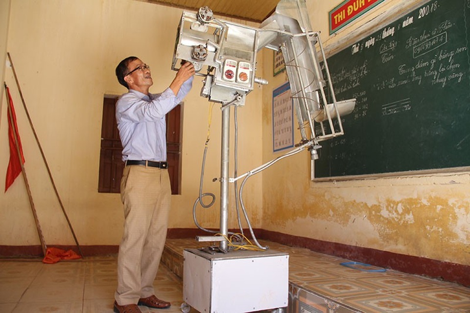 Thầy giáo tiểu học sáng chế máy bắn bóng chuyền - 5
Sản phẩm dày công mày mò nghiên cứu đã mang lại niềm vui không nhỏ đối với hai thầy giáo trường làng.
