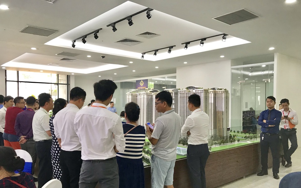 Rất đông khách hàng tới dự án xem sa bàn và đi tham quan thực tế