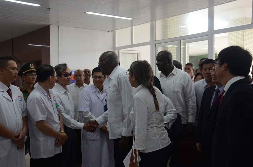 Phó Chủ tịch thứ nhất Cuba thăm Bệnh viện Hữu nghị Việt Nam - Cuba Đồng Hới - 4 Ông Salvador Valdés Mesa cùng đoàn đại biểu đi thăm cơ sở vật chất , thăm hỏi đội ngũ y, bác sĩ đang công tác tại Bệnh viện Hữu nghị Việt Nam – Cuba Đồng Hới