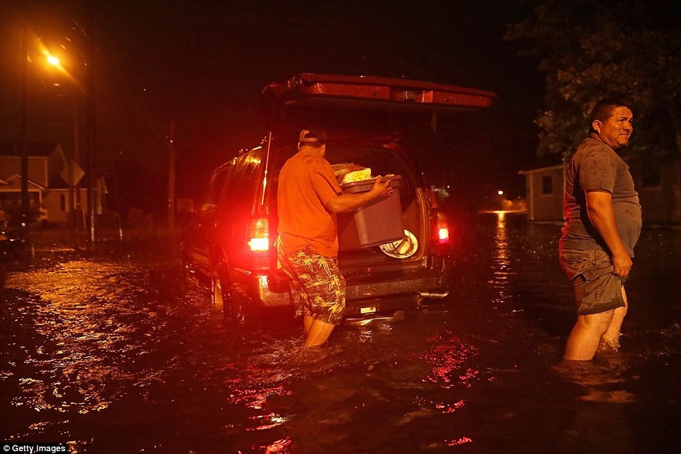 Siêu bão Florence càn quét bờ biển Mỹ, đường phố biến thành sông - 12
Hơn 60 người cũng được sơ tán khỏi một khách sạn ở Jacksonville, Bắc Carolina sau khi trần bị sập.