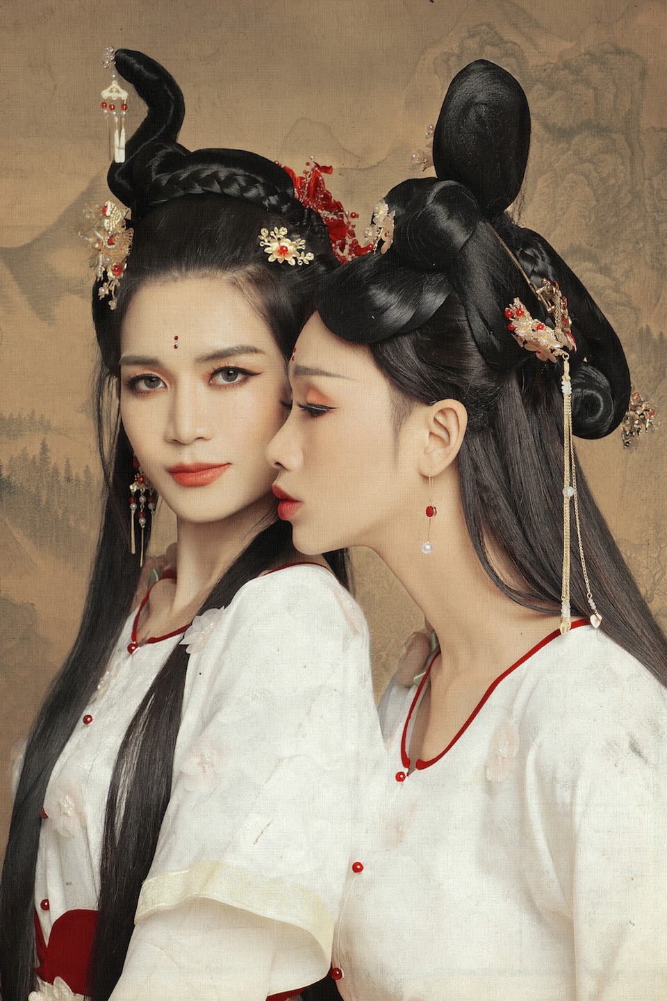 Vẫn bộ màu trang phục trắng, tóc bối cao và trang điểm theo phong cách cổ trang, BB Trần và Hải Triều đã lột tả được cái thần của chị Hằng mà cặp đôi này mong muốn.