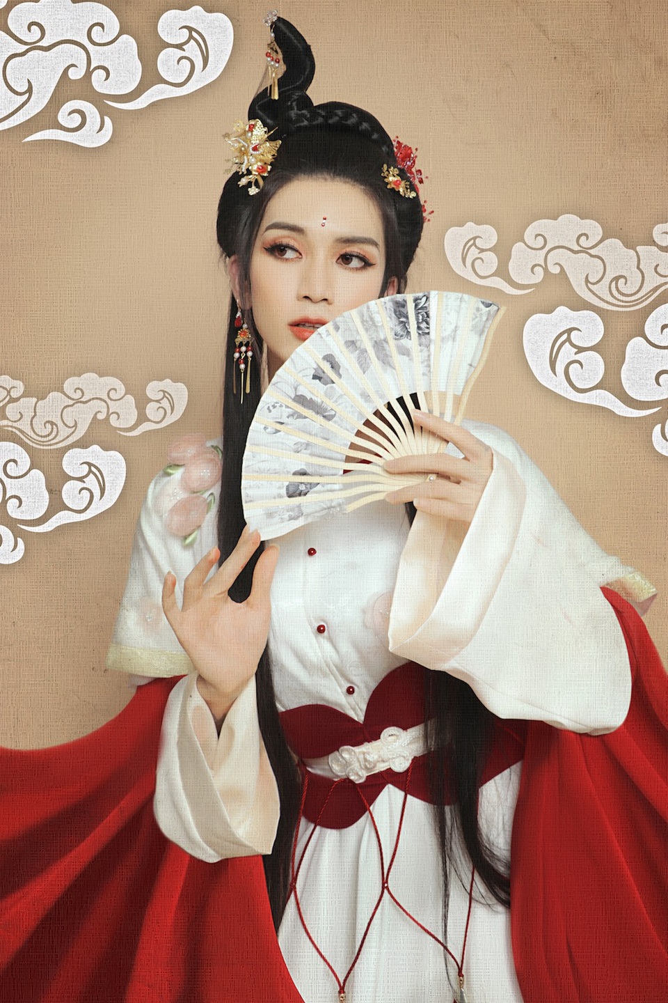 Chia sẻ về lần đầu hoá thân thành một nhân vật rất nổi tiếng, BB Trần không khỏi lo lắng: “Đã có rất nhiều anh chị đi trước hoá thân thành công được xã hội công nhận, họ hoá thân không chỉ đẹp mà còn thần thái nữa. BB Trần và Hải Triều can đảm lắm mới quyết định thực hiện bộ ảnh, phần lớn là vì niềm đam mê với nghệ thuật và nỗ lực vượt qua giới hạn của bản thân”.