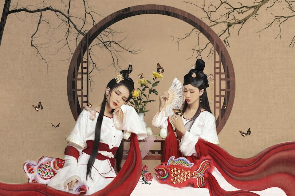 Bộ ảnh lấy bối cảnh cổ trang mộng mị, quyến rũ của những cây bonsai, cửa mái vòm Trung Hoa, hoa sen, để tôn lên nét đẹp của “chị Hằng” là sự đơn giản.